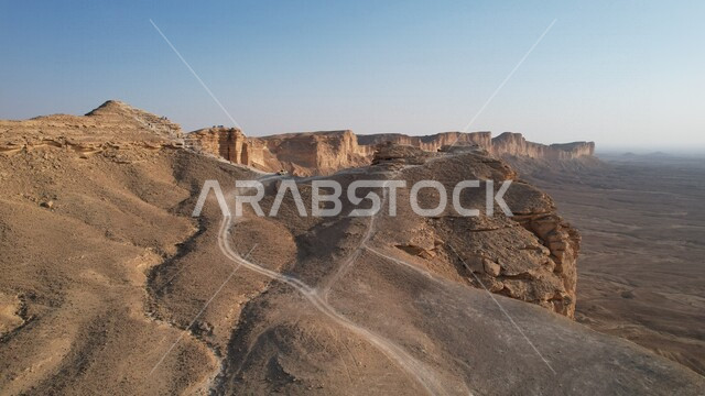 صورة لجبال طويق بنجد، حافة جبلية في الرياض بالمملكة العربية السعودية، معالم واثار، الطبيعة في السعودية