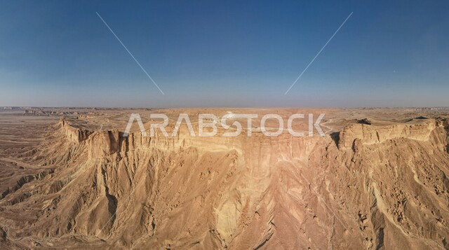 صورة لجبال طويق بنجد، حافة جبلية في الرياض بالمملكة العربية السعودية، معالم واثار، الطبيعة في السعودية