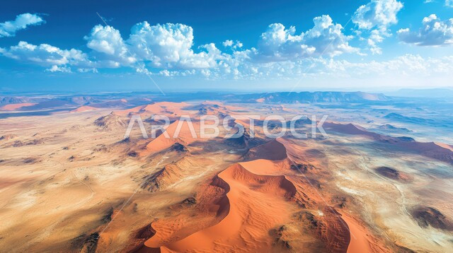 التضاريس والتشكلات في المناطق الصحراوية، المناظر الطبيعية والرمال الذهبية الناعمة في صحراء المملكة العربية السعودية، أماكن المغامرات السياحية والرحلات الشبابية الممتعة، منظر السماء الميئة بالغيوم، خلفية الطبيعة