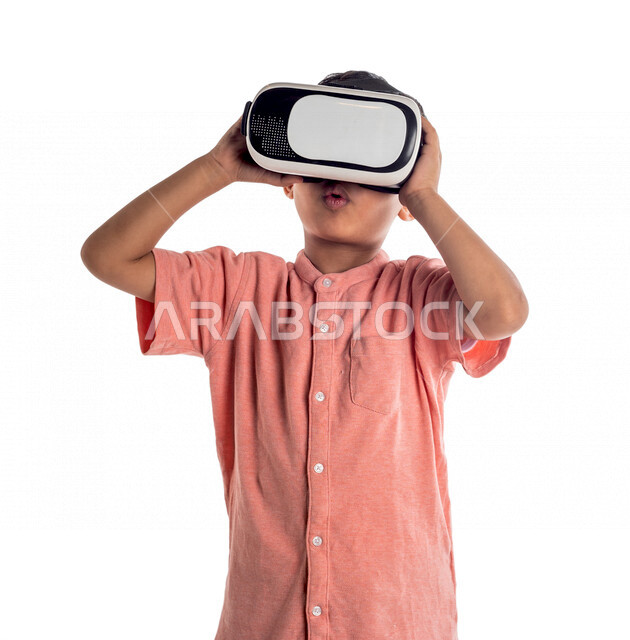بورتريه طفل عربي سعودي خليجي سعيد ،يضع جهازVR Box ويؤشر باصبعه بدهشه ، ايماءات وجه و يدين تدل على الاستمتاع  والحماس ، استخدام تقنية ثلاثية الابعاد ، خلفية بيضاء .