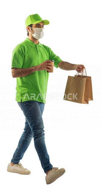 بورتريه لرجل عربي سعودي خليجي يعمل في توصيل الطلبات للزبائن, التسوق الالكتروني, طلبات اونلاين, التسوق الذكي, عملية شراء وتوصيل موثوقه, مندوب توصيل, الالتزام بالاحترازات الوقائيه, خدمات توصيل سريعه للمشروبات الساخنه