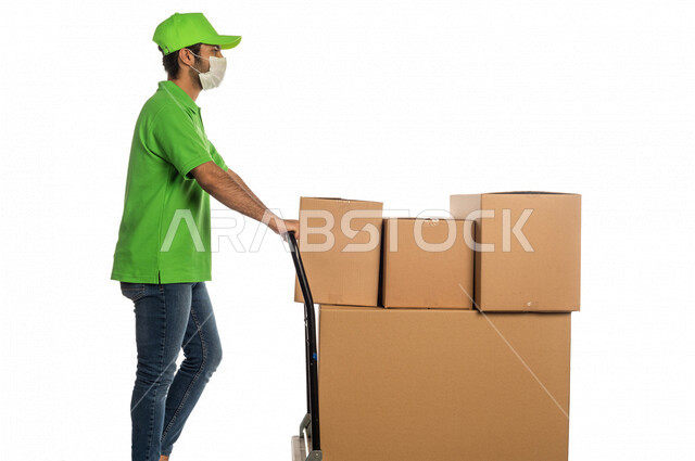 بورتريه لرجل عربي سعودي خليجي يعمل في توصيل الطلبات والبضائع للزبائن, التسوق الالكتروني, طلبات اونلاين, التسوق الذكي, عملية شحن وتوصيل موثوقه, مندوب توصيل, الالتزام بالاحترازات الوقائيه, التقيد بلبس الكمامه, العوده بحذر