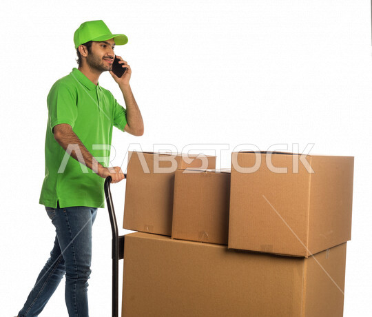 بورتريه لرجل عربي سعودي خليجي يعمل في توصيل الطلبات والبضائع للزبائن, التسوق الالكتروني, طلبات اونلاين, التسوق الذكي, عملية شحن وتوصيل موثوقه, مندوب توصيل, امين مخازن,مندوب مبيعات, توثيق الطلبات, تاكيد الحجوزات