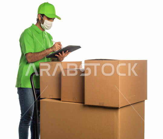 بورتريه لرجل عربي سعودي خليجي يعمل في توصيل الطلبات والبضائع للزبائن, التسوق الالكتروني, طلبات اونلاين, التسوق الذكي, عملية شحن وتوصيل موثوقه, مندوب توصيل, الالتزام بالاحترازات الوقائيه, التقيد بلبس الكمامه, العوده بحذر