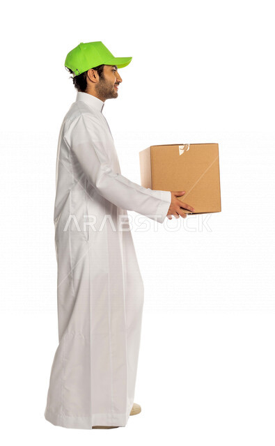 بورتريه لرجل عربي سعودي خليجي يرتدي قبعه خضراء يعمل في توصيل الطلبات والبضائع للزبائن, التسوق الالكتروني, طلبات اونلاين, التسوق الذكي, عملية شحن وتوصيل موثوقه, مندوب توصيل, امين مخازن