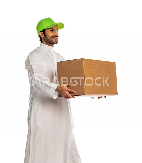 بورتريه لرجل عربي سعودي خليجي يرتدي قبعه خضراء يعمل في توصيل الطلبات والبضائع للزبائن, التسوق الالكتروني, طلبات اونلاين, التسوق الذكي, عملية شحن وتوصيل موثوقه, مندوب توصيل, امين مخازن