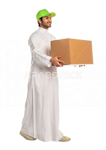بورتريه لرجل عربي سعودي خليجي يرتدي قبعه خضراء يعمل في توصيل الطلبات والبضائع للزبائن, التسوق الالكتروني, طلبات اونلاين, التسوق الذكي, عملية شحن وتوصيل موثوقه, مندوب توصيل, امين مخازن