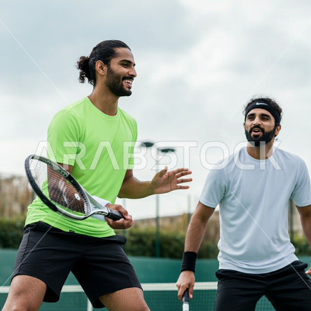 خوض المباريات والبطولات بتحدي وعزيمة، القيام بتمرينات رياضة التنس، رياضات شبابية وأنشطة ترفيهية، لاعبون شبان عربيون خليجيون سعوديون يرتدون ملابس رياضية يلعبون مباراة كرة المضرب، التدرب على إتقان لعبة البادل، تعابير وإيماءات تدل على الحماس والاندماج بالتمرين