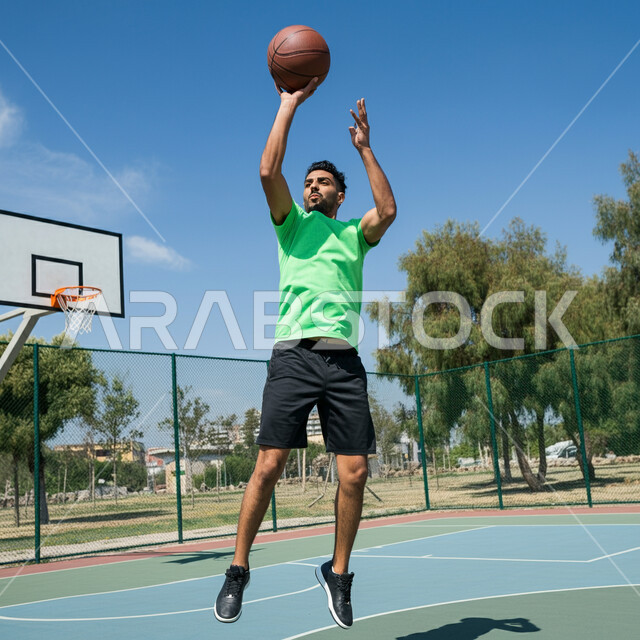 المشاركة في البطولات والدوريات المحلية، ممارسة هواية كرة السلة, الشغف بالألعاب الرياضية, رجل عربي خليجي سعودي يرتدي زي رياضي يقوم بالتدرب على القيام بحركات جديدة بإيماءات الحماس والسعادة، إقامة المباريات الودية التنافسية، أنشطة ترفيهية رياضية للشباب بالسعودية