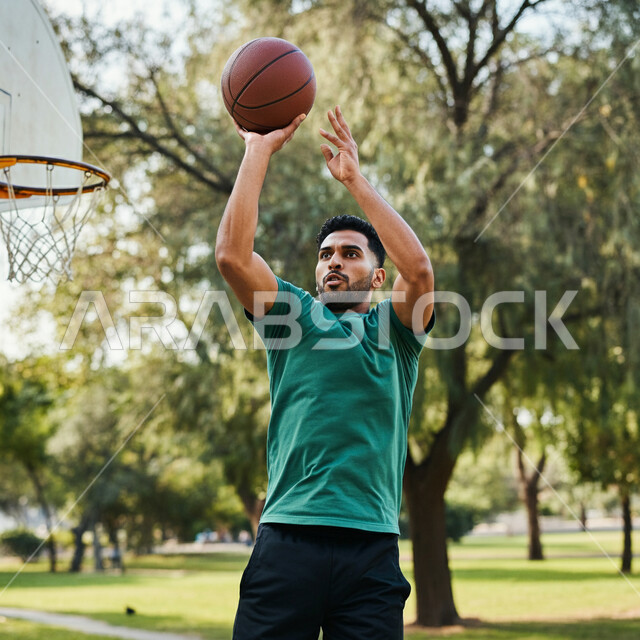 المشاركة في البطولات والدوريات المحلية، ممارسة هواية كرة السلة, الشغف بالألعاب الرياضية, رجل عربي خليجي سعودي يرتدي زي رياضي يقوم بالتدرب على القيام بحركات جديدة بإيماءات الحماس والسعادة، إقامة المباريات الودية التنافسية، أنشطة ترفيهية رياضية للشباب بالسعودية