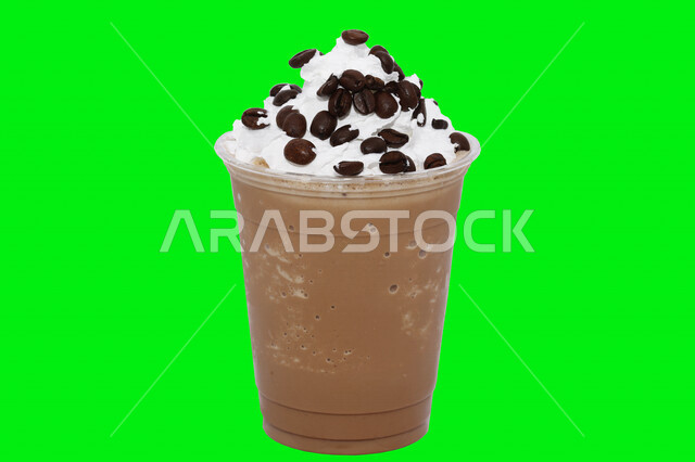 كروما لمشروب ميلك شيك اللذيذ مصورة على خلفية خضراء ، مشروبات باردة ، ميلك شيك بطعم الشوكولاته والكريمة المخفوقة