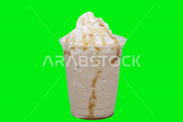 كروما لمشروب ميلك شيك اللذيذ مصورة على خلفية خضراء ، مشروبات باردة ، ميلك شيك بطعم الكريم كراميل والكريمة المخفوقة ، حلوى لذيذة باردة