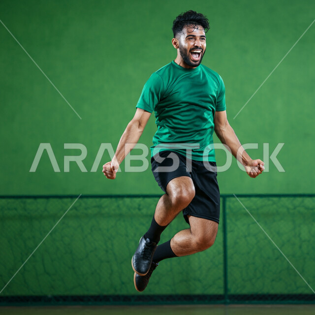 المشاركة في البطولات المنافسات العالمية، الاهتمام بدوري كرة القدم في السعودية، الانضمام إلى النوادي المحلية في المملكة، لاعب عربي خليجي سعودي يرتدي اللباس الرياضي يحتفل بتسجيل الهدف بإيماءات السعادة والسرور، التدرب في الملاعب العشبية، إقامة المباريات الودية