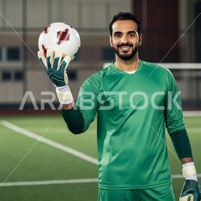 احتراف التصدي للتسديدات القوية، المشاركة في البطولات المنافسات العالمية، الاهتمام بدوري كرة القدم في المملكة العربية السعودية، حارس مرمى عربي خليجي سعودي يرتدي اللباس الرياضي والقفازات يمسك بالكرة وينظر للكاميرا بإيماءات السعادة، إقامة المباريات الودية