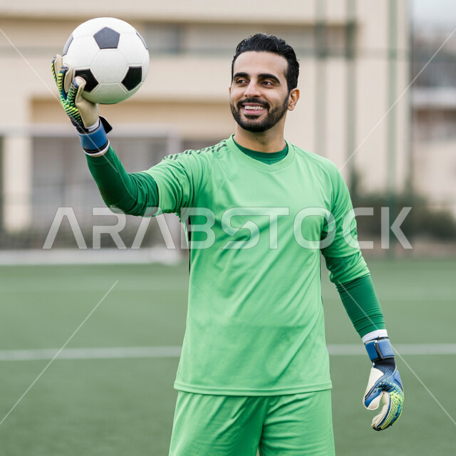 احتراف التصدي للتسديدات القوية، المشاركة في البطولات المنافسات العالمية، الاهتمام بدوري كرة القدم في المملكة العربية السعودية، حارس مرمى عربي خليجي سعودي يرتدي اللباس الرياضي والقفازات يمسك بالكرة وينظر للكاميرا بإيماءات السعادة، إقامة المباريات الودية