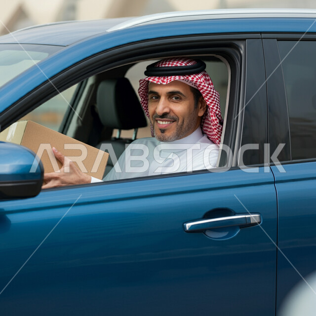 خدمات التوصيل السريع, الاعتماد على عمليات الشراء عبر الانترنت, طلب المنتجات أونلاين, رجل عربي خليجي سعودي يرتدي الثوب التقليدي والشماغ يقوم بتسليم الطرود من داخل السيارة بإيماءات السعادة, مفهوم التسوق الالكتروني، إيصال الطلبات إلى الزبائن بسهولة وسرعة