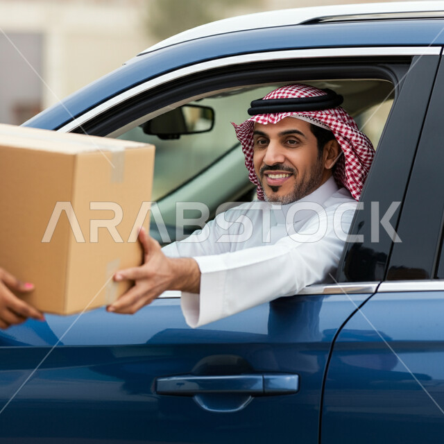 خدمات التوصيل السريع, الاعتماد على عمليات الشراء عبر الانترنت, طلب المنتجات أونلاين, رجل عربي خليجي سعودي يرتدي الثوب التقليدي والشماغ يقوم بتسليم الطرود من داخل السيارة بإيماءات السعادة, مفهوم التسوق الالكتروني، إيصال الطلبات إلى الزبائن بسهولة وسرعة