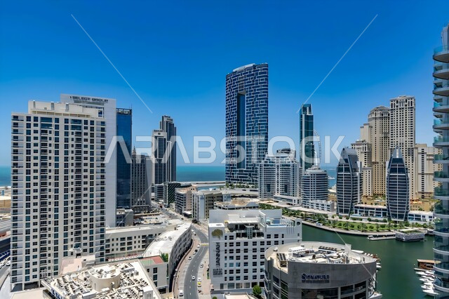 الفن الهندسي المعماري الحديث للمولات وناطحات السحاب الشاهقة، النمو والتقدم العمراني لبرج مانشستر في مارينا مول دبي، الواجهة السياحية في الإمارات العربية المتحدة، مراكز التسوق والمتاجر الفاخرة، اماكن الأنشطة العائلية الترفيهية