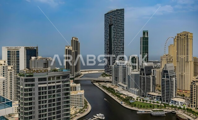 الفن الهندسي المعماري الحديث للمولات وناطحات السحاب الشاهقة، النمو والتقدم العمراني لبرج مانشستر في مارينا مول دبي، الواجهة السياحية في الإمارات العربية المتحدة، مراكز التسوق والمتاجر الفاخرة، اماكن الأنشطة العائلية الترفيهية