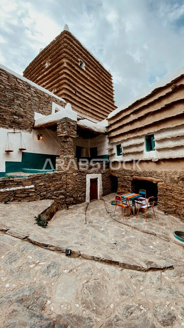 صورة لأماكن سياحية معمارية آثرية في منطقة طبب التاريخية في منطقة عسير ، روعة التصميم المعماري المتميز باللون البني و الأبيض ، جمال المعالم السياحية في قرية طبب التاريخية في المملكة العربية السعودية 