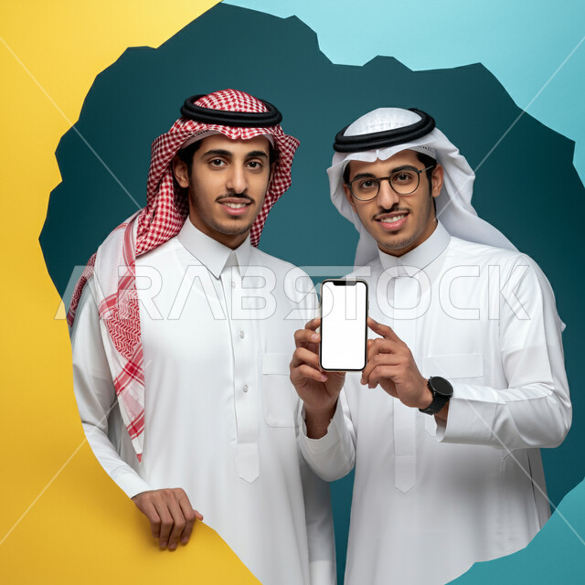 مفهوم التسويق الالكتروني، دمج التقنيات الحديثة والتكنولوجيا في مجال الدعاية والإعلان، الإعلانات التسويقية والدعايات الترويجية، صورة مقربة لرجلين عربيين خليجيين سعوديين يرتديان الثوب التقليدي يمسكان الهاتف المحمول، عرض شاشة جوال بيضاء فارغة، خلفية ملونة