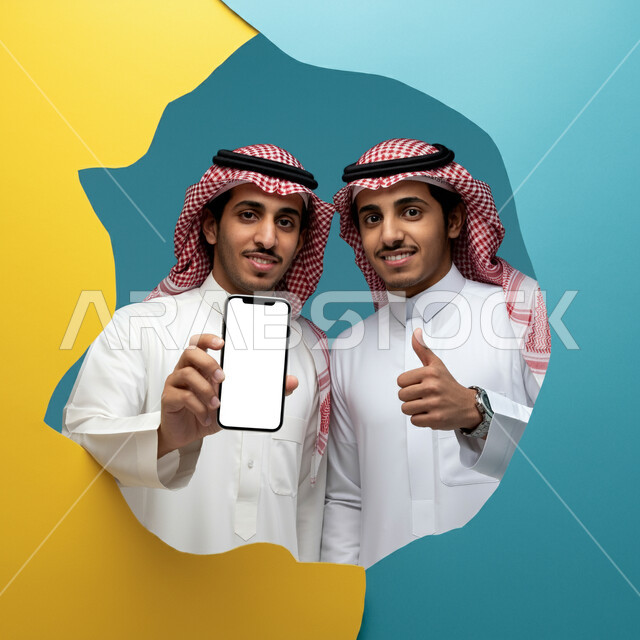 دمج التقنيات الحديثة والتكنولوجيا في مجال الدعاية والإعلان، الإعلانات التسويقية والدعايات الترويجية، صورة مقربة لرجلين عربيين خليجيين سعوديين يرتديان الثوب التقليدي والشماغ يمسكان الهاتف المحمول، عرض شاشة جوال بيضاء فارغة، مفهوم التسويق الالكتروني، خلفية ملونة