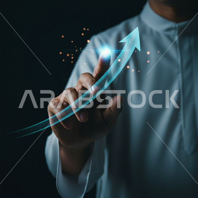 إنجاز وتحقيق أهداف الشركة, بورتريه مقرب لرجل أعمال عربي خليجي سعودي يشير إلى مخطط هولوجرامي للرسم البياني للنمو الاقتصادي، مراقبة ارتفاع وانخفاض الأسهم في سوق البورصة، تداول العملة الرقمية، دمج التكنولوجيا المتطورة مع العمل، خلفية رمادية