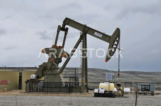 جودة الأدوات والمعدات لصناعة وتخزين البترول، استخراج وتصدير الثروات الباطنية، حفارة تقوم بالتنقيب عن النفط في النهار, آلات حفر ضخمة, استنباط الزيوت والغازات في المملكة العربية السعودية