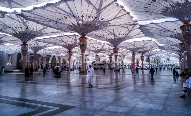 المظلات الإلكترونية لساحات المسجد النبوي الشريف، ديكورات وتصاميم على الطراز الاسلامي، آداء الصلوات في الحرم النبوي في المدينة المنورة، العبادة والتقرب إلى الله تعالى، أماكن ومعالم دينية مقدسة في المملكة العربية السعودية