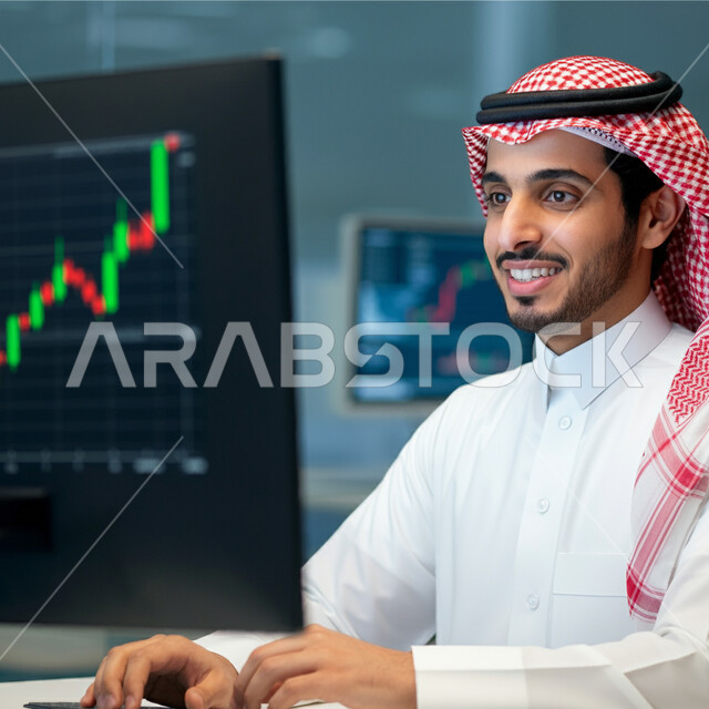 الاستثمار المالي والاقتصادي، استخدام الأجهزة التقنية الحديثة، رجل أعمال عربي خليجي سعودي يرتدي الثوب التقليدي والشماغ يقوم بالعمل على جهاز الحاسوب، مراقبة الرسوم البيانية الهولوجرامية على الشاشات الإلكترونية المضيئة، متابعة ارتفاع وانخفاض الأسهم في سوق البورصة