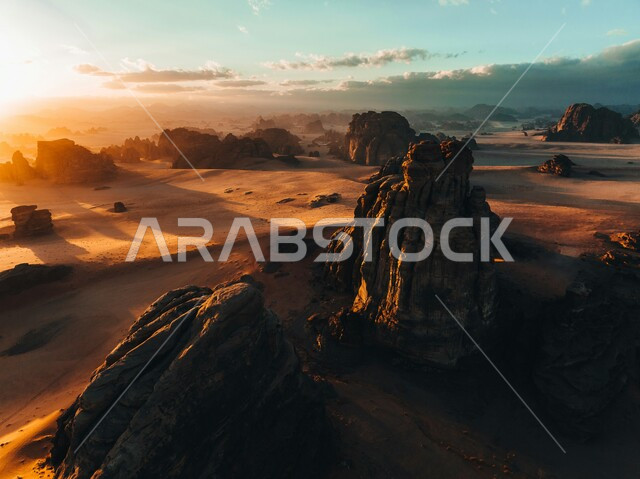 التكوينات والتشكيلات الصخرية في صحراء محافظة العلا، صورة جوية للقمم والمرتفعات الجبلية وسط البيئة الرمليه في المناطق الصحراوية، معالم اثرية تاريخية قديمة، المناظر الطبيعية المتميزة، اماكن سياحية مشهورة في المملكة العربيه السعودية