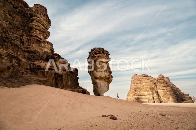 التكوينات والتشكيلات الصخرية في صحراء محافظة العلا، القمم والمرتفعات الجبلية وسط البيئة الرمليه في المناطق الصحراوية، معالم اثرية تاريخية قديمة، المناظر الطبيعية المتميزة، اماكن سياحية مشهورة في المملكة العربيه السعودية