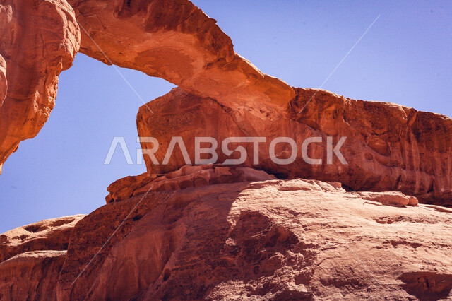 معالم اثرية تاريخية قديمة، التشكيلات و التكوينات الصخرية، صورة مقربة لصخرة القوس في صحراء محافظة العلا، القمم والمرتفعات الجبلية وسط البيئة الصحراوية، المناظر الطبيعية المتميزة، اماكن سياحية مشهورة في المملكة العربيه السعودية