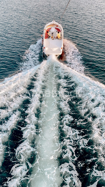 صورة جمالية لقارب بحري يبحر بين الأمواج ، سحر و جمال الطبيعة البحرية السياحية في المملكة العربية السعودية