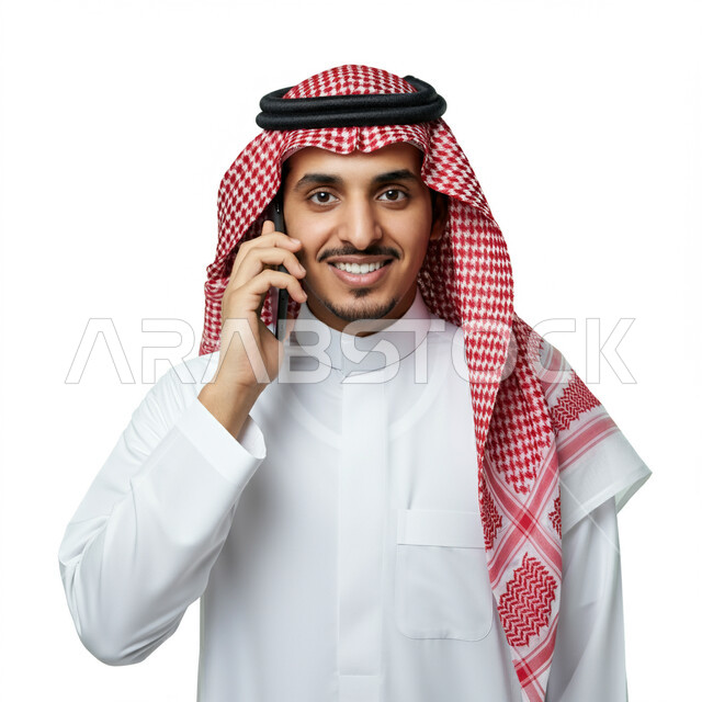  ايماءات الفرح والسرور لسماع الاخبار المفرحة، دمج التقنية والتكنولوجيا في الحياة اليومية والعملية، بورتريه مقرب لرجل عربي خليجي سعودي مبتسم يرتدي الثوب التقليدي والشماغ يقوم بأجراء مكالمة هاتفية باستخدام الهاتف المحمول، التواصل مع الاهل والاصدقاء، خلفية بيضاء