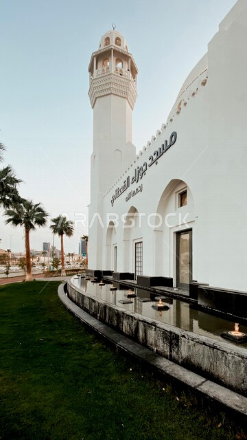 صورة جمالية ساحرة لمسجد جوزاء القحطاني على كورنيش مدينة الخبر ، روعة و جمال التصميم المعماري ، معالم سيحية دينية في المملكة العربية السعودية