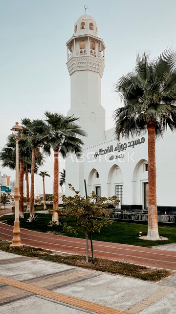 صورة جمالية ساحرة لمسجد جوزاء القحطاني على كورنيش مدينة الخبر ، روعة و جمال التصميم المعماري ، معالم سيحية دينية في المملكة العربية السعودية