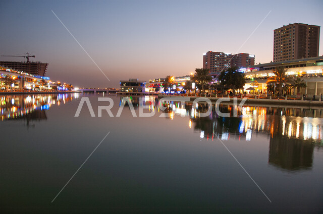 المباني والمنشآت المطلة على البحر ليلا، النمو والتقدم والتوسع العمراني، الفن الهندسي المعماري لمجمع 257 في مملكة البحرين، منظر الأبراج وناطحات السحاب، أماكن ومعالم مشهورة سياحية لجذب واستقطاب السياح والسكان من كافة أنحاء العالم، الواجهة البحرية على الساحل.