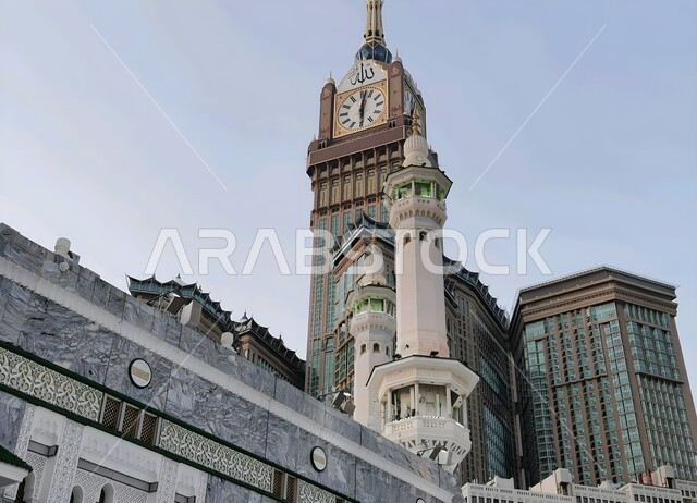 معالم وأماكن اسلامية مقدسة مشهورة, الفن الهندسي المعماري لمبنى برج الساعة الملكي المبني على الطراز الحديث والمتطور في مكة المكرمة في المملكة العربية السعودية, ناطحات السحاب والفنادق المحيطة بالحرم المكي
