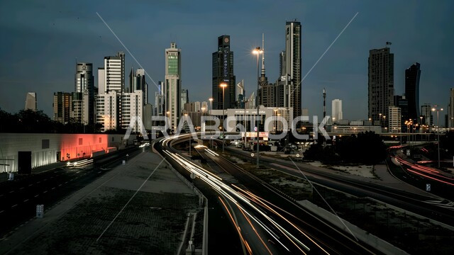 التطور والتقدم العمراني للمباني و المنشآت التجارية و السكنية، الفن الهندسي المعماري على الطراز الحديث للابراج وناطحات السحاب في مدينة الكويت ليلا، الطرق والشوارع الاسفلتية المعبدة، المعالم السياحية المشهورة