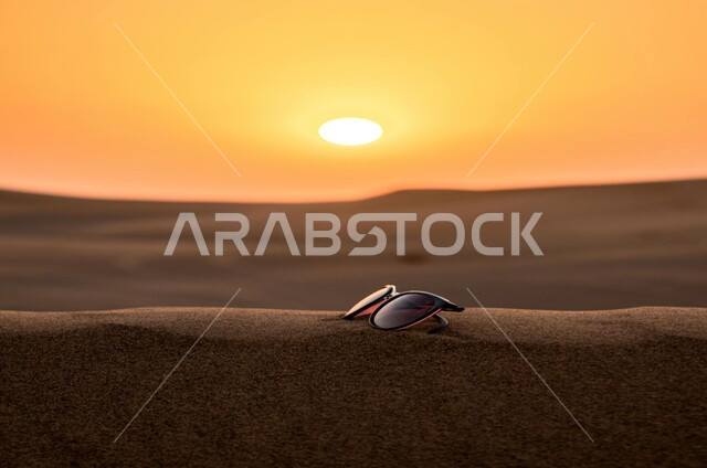 المناظر الطبيعية المتميزة في صحراء المملكة العربية السعودية, الكثبان الرملية في المناطق الصحراوية، صورة مقربة لنظارة شمسية على الرمال الذهبية الناعمة في صحاري شبه الجزيرة وقت الغروب، خلفيات طبيعية