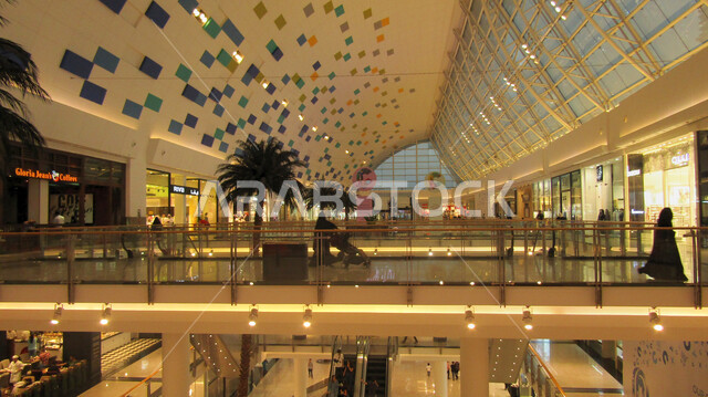 الشراء من الماركات العالمية، التجول في المراكز التجارية للتسوق واستغلال العروض والتخفيضات الموسمية، خيارات تسوق متنوعة وعديدة في سيتي سنتر بمملكة البحرين، التصميم الهندسي المعماري والديكور الداخلي المميز، أماكن ومعالم سياحية مشهورة