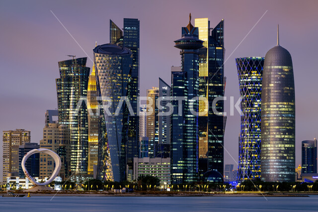 جذب و استقطاب السكان من كافة انحاء العالم، الواجهة البحرية على ساحل الخليج العربي، اماكن و معالم سياحية مشهورة، الابراج وناطحات السحاب المضاءة ليلا في مدينة الدوحة على الشاطئ، التقدم والتوسع العمراني في قطر