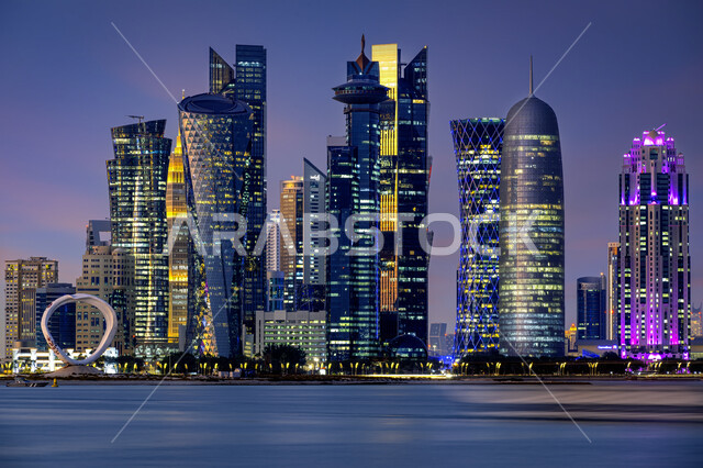 جذب و استقطاب السكان من كافة انحاء العالم، الواجهة البحرية على ساحل الخليج العربي، اماكن و معالم سياحية مشهورة، الابراج وناطحات السحاب المضاءة ليلا في مدينة الدوحة على الشاطئ، التقدم والتوسع العمراني في قطر