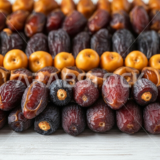 حبات من التمر السكري الطازج، ضيافة رمضانية شهية، تمور صحية لذيذة، غذاء صحي ومفيد، وجبة غذائية عالية الأهمية، منتجات ومحاصيل زراعية محلية وطنية، خلفية بيضاء
