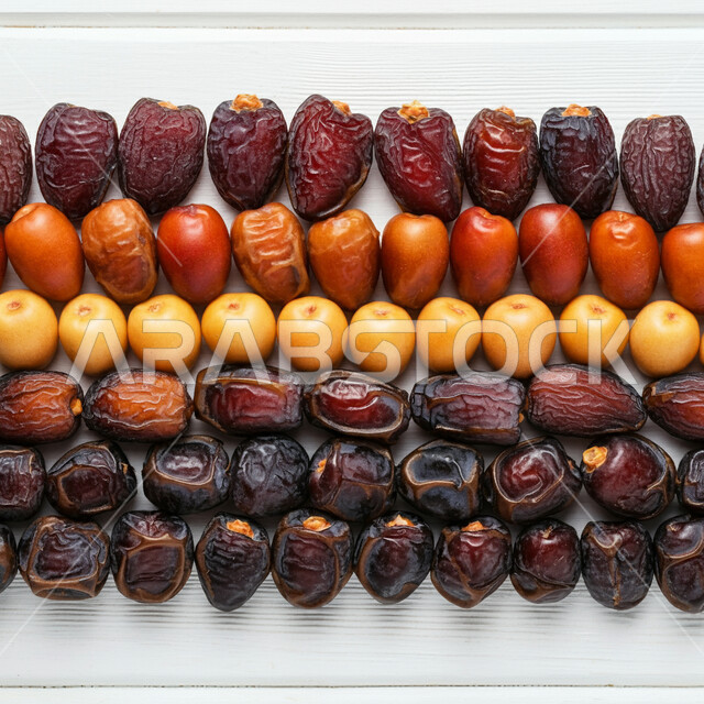 حبات من التمر السكري الطازج، ضيافة رمضانية شهية، تمور صحية لذيذة، غذاء صحي ومفيد، وجبة غذائية عالية الأهمية، منتجات ومحاصيل زراعية محلية وطنية، خلفية بيضاء