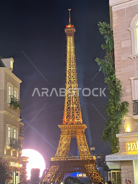 مجسم برج إيفل في منطقة فرنسا في البوليفارد ورلد في مدينة الرياض، الاستمتاع بالتجارب الممتعة في أبرز المناطق الترفيهية العائلية في السعودية، الأنشطة والفعاليات في أماكن السياحة، أجواء فرنسية ممتعة