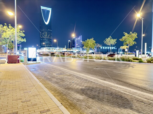 الفن الهندسي المعماري المتطور لمبنى برج المملكة المضاء في العاصمة السعوديه, تنمية المنشآت الهندسية الحديثة في المملكة، أماكن ومعالم سياحية مشهورة لجذب الزوار من شتى أنحاء العالم، ناطحات السحاب والمباني السكنية في وقت الليل في مدينة الرياض