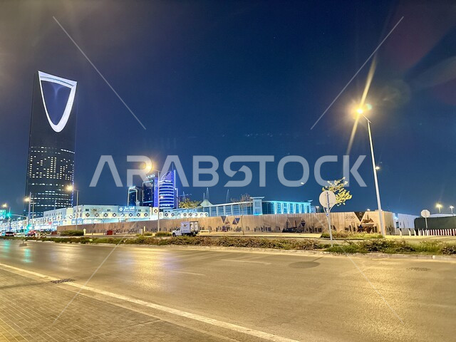 أماكن ومعالم سياحية مشهورة لجذب الزوار من شتى أنحاء العالم، الفن الهندسي المعماري المتطور لمبنى برج المملكة المضاء في العاصمة السعوديه, تنمية المنشآت الهندسية الحديثة في المملكة، ناطحات السحاب والمباني السكنية في وقت الليل في مدينة الرياض