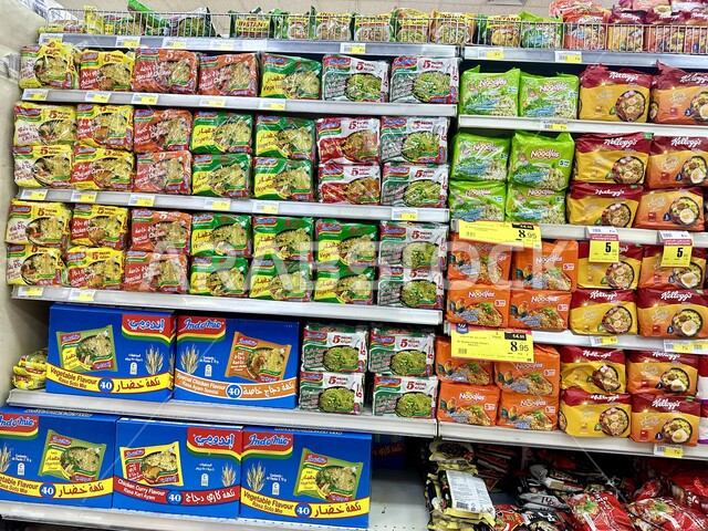 الأسواق التجارية في المملكة العربية السعودية, مستلزمات المستهلك وأصناف وأنواع من السلع والمواد الغذائية, شراء الأغراض واللوازم المنزلية, عرض منتجات محلية ومستوردة في متاجر الرياض, التسوق واختيار البضائع من السوبر ماركت